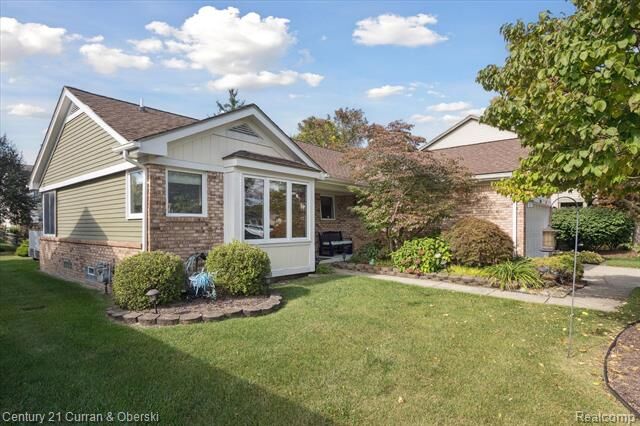 Property Photo:  2562 Woodmont Drive E  MI 48188 