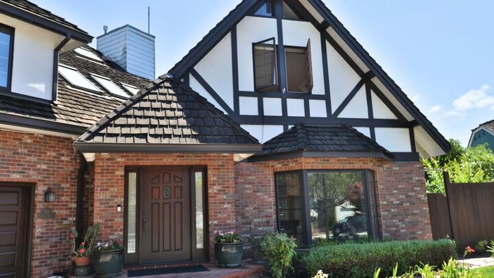 Property Photo:  200 Iris Way  CA 94303 
