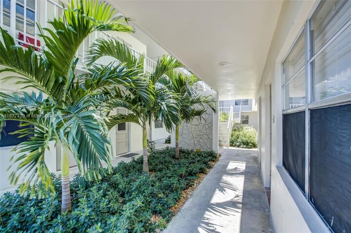 Property Photo:  1720 Cleveland St 106E  FL 33020 