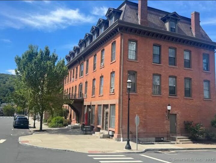 Property Photo: 130 Main Street Apt 4C CT 06019