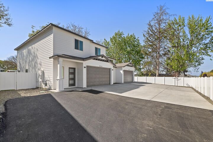 Property Photo: 1052 S Underwood Pl WA 99337