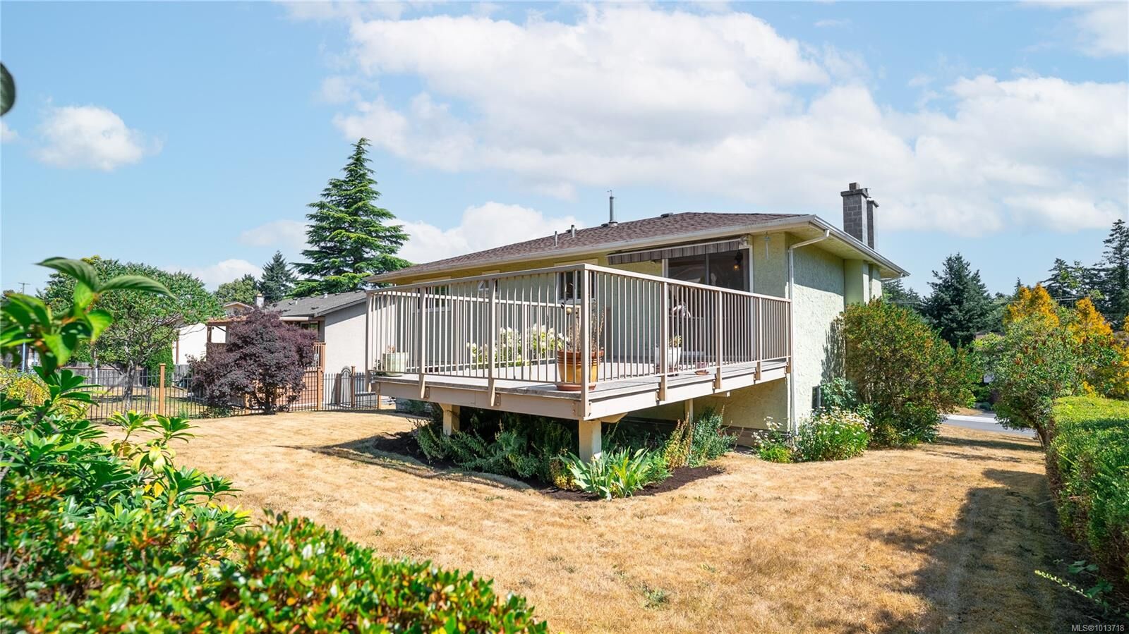 Photo de la propriété:  615 Vanalman Ave  BC V8Z 3A8 