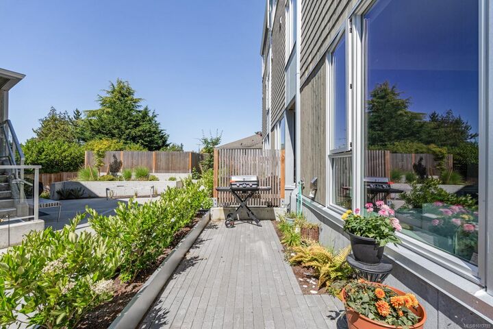 Property Photo:  1720 Fairfield Rd 103  BC V8S 1G3 