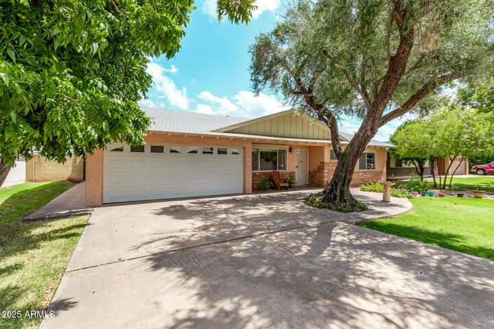 Property Photo:  261 N Hunt Drive E  AZ 85203 