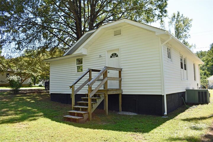 Property Photo:  504 Locust Street  NC 28081 