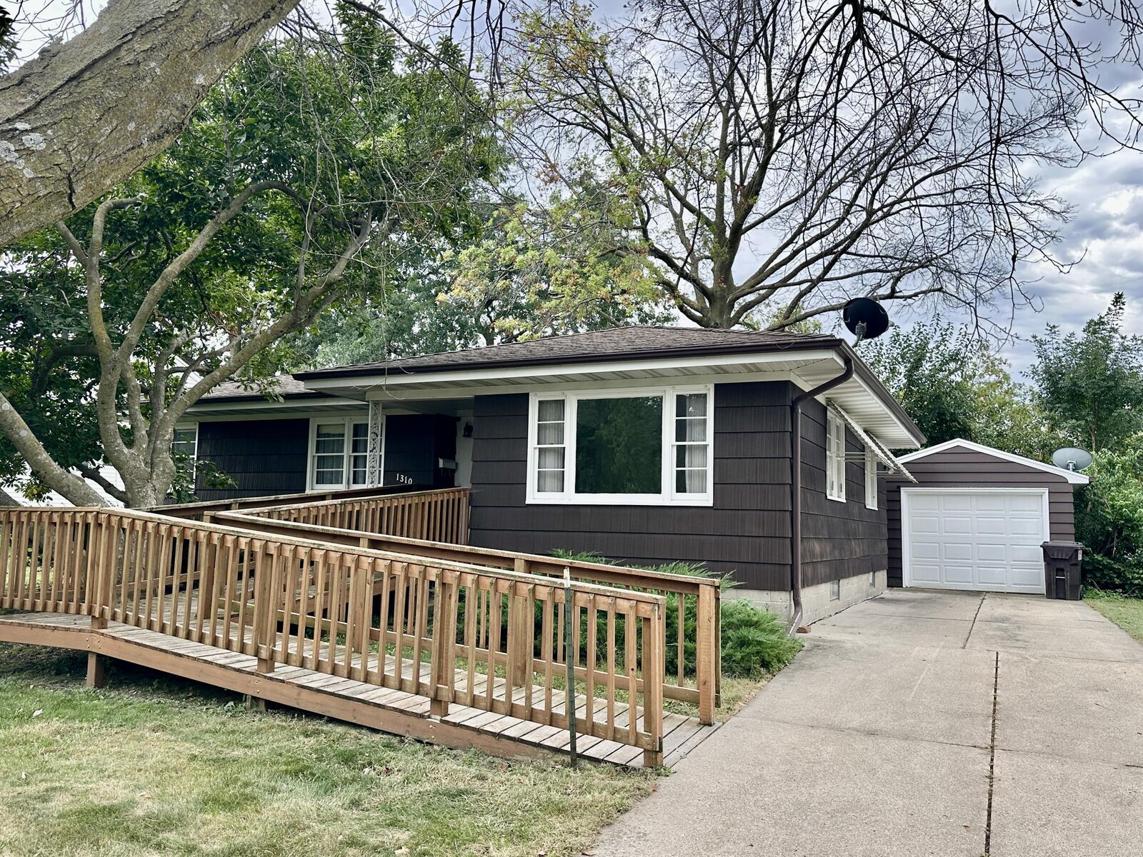 Property Photo: 1310 Aldrich Avenue IA 50036