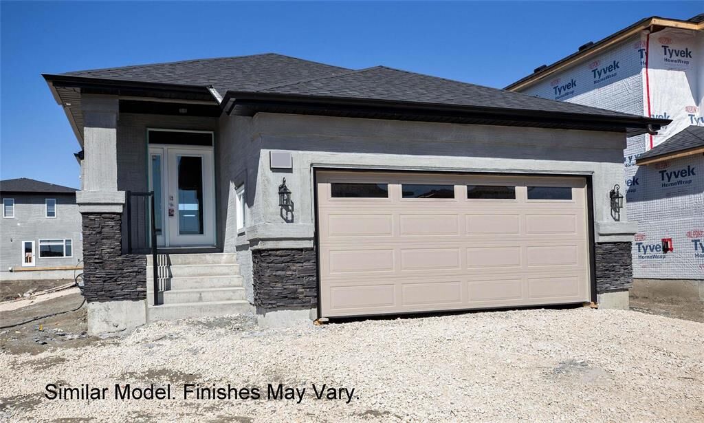 Property Photo:  353 Desrosiers Drive  MB R2C 5T5 