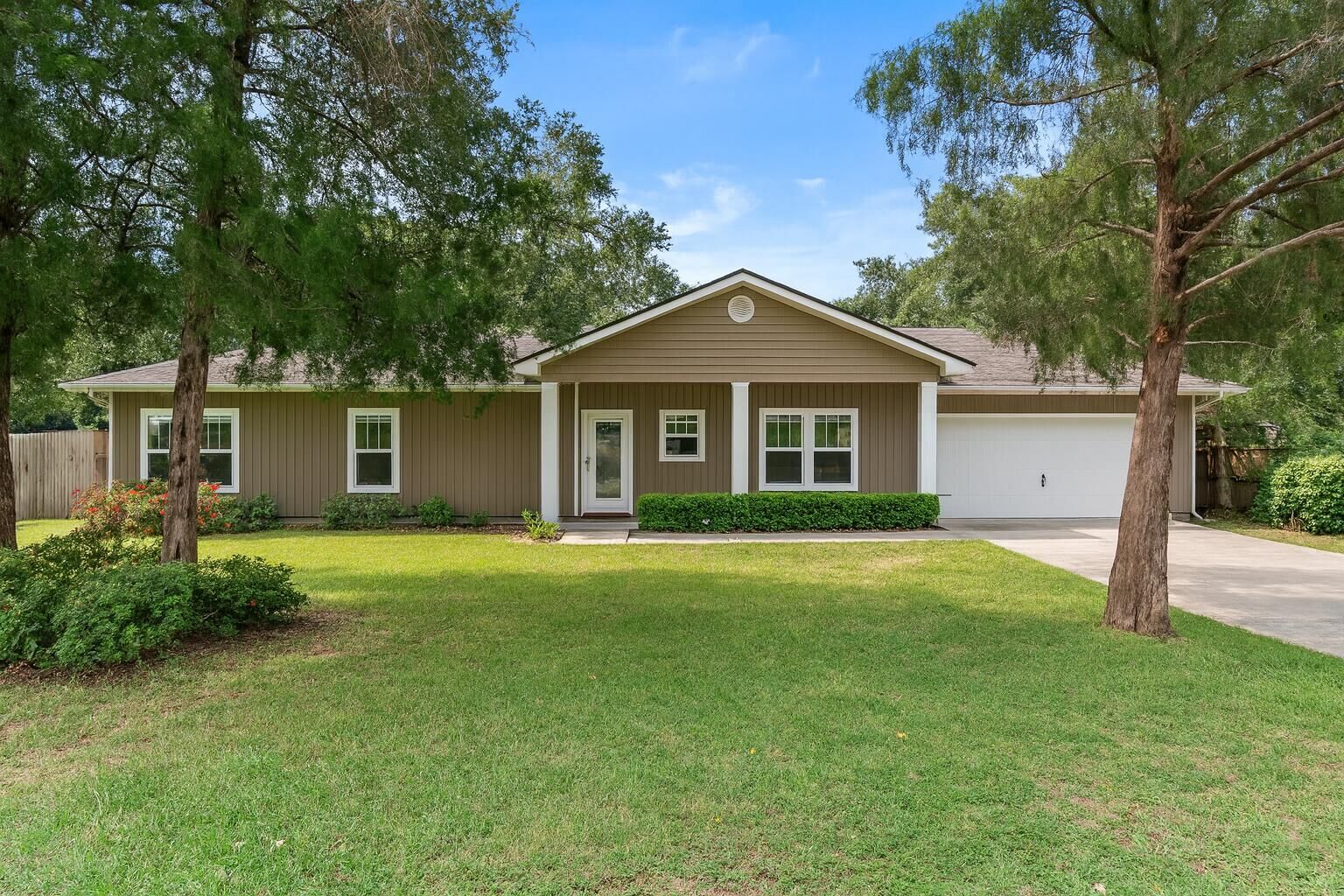 Property Photo:  606 Lee Street  FL 32547 