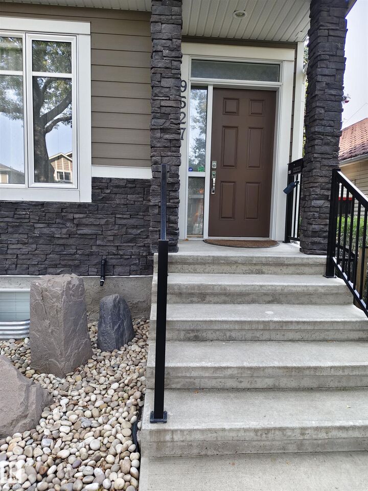 Property Photo:  9527 75 Avenue NW  AB T6E 1H5 