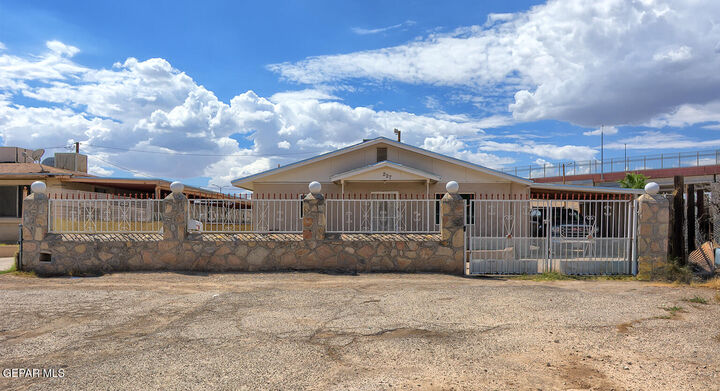Property Photo:  227 Galvan Place  TX 79915 