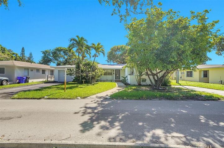 Property Photo: 917 N 17th Ave FL 33020