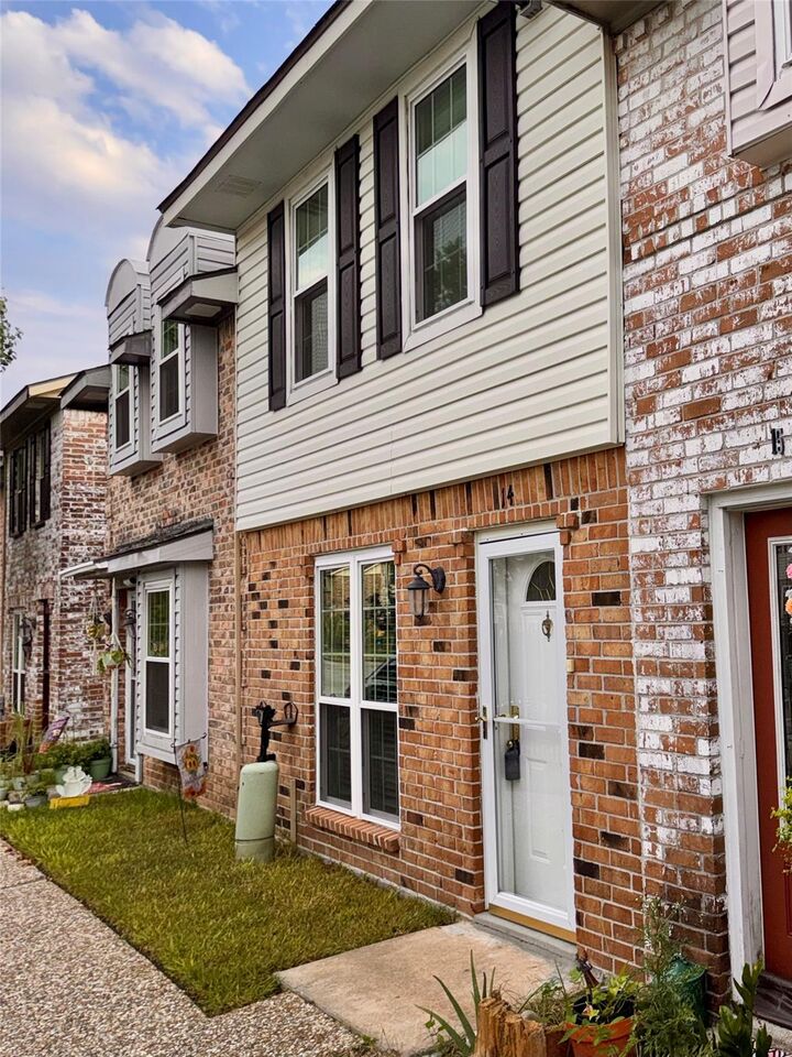 Property Photo:  1911 Sherwood Forest Street 14  TX 77043 