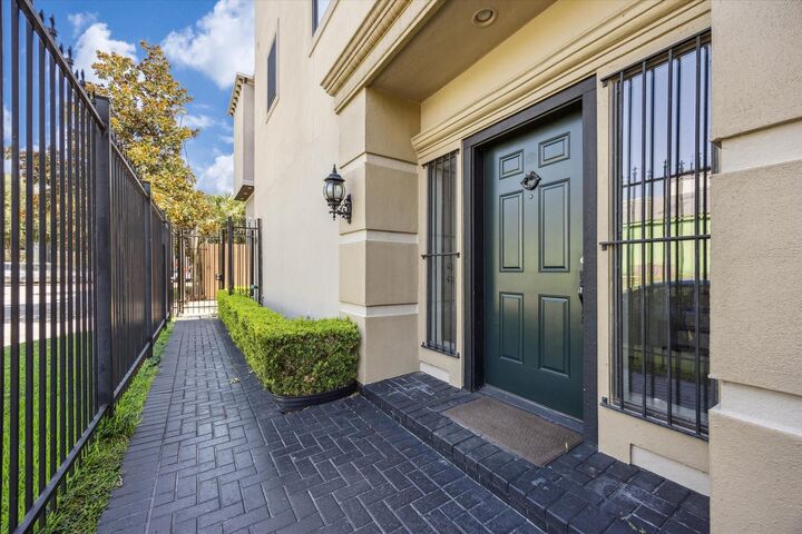 Property Photo: 2803 Chartres Street TX 77004