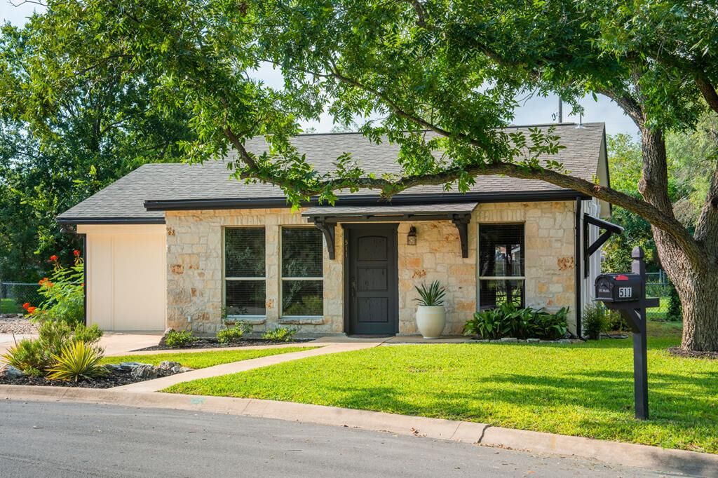 Property Photo:  511 Rees St  TX 78028 