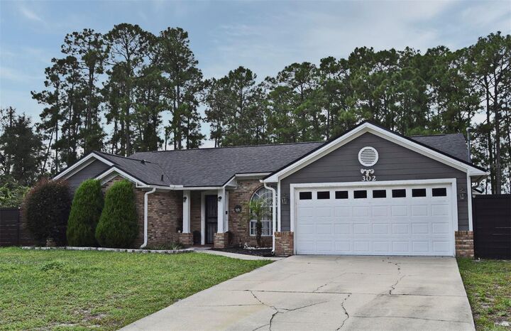 Property Photo:  302 Shadydale Court  FL 32738 