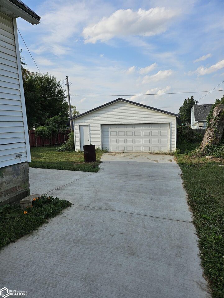 Property Photo:  412 Union Street  IA 50158 