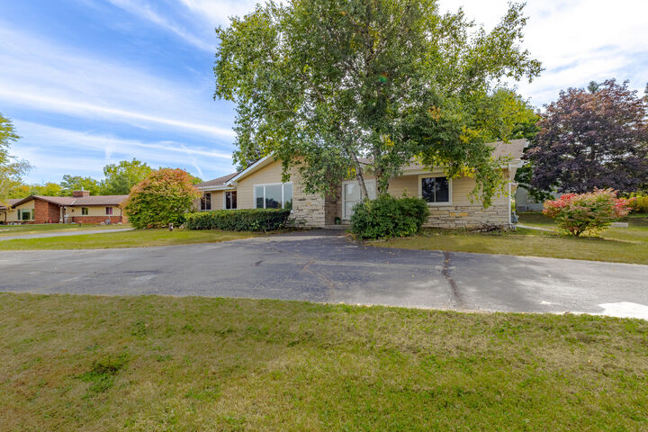 Property Photo: 21295 W Winston Ct WI 53146