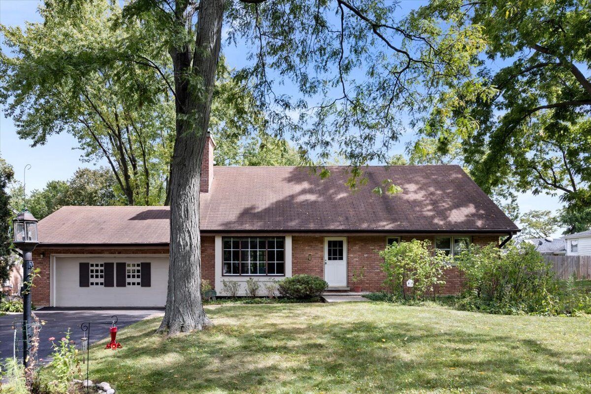 Property Photo:  117 Beverly Road  IL 60010 