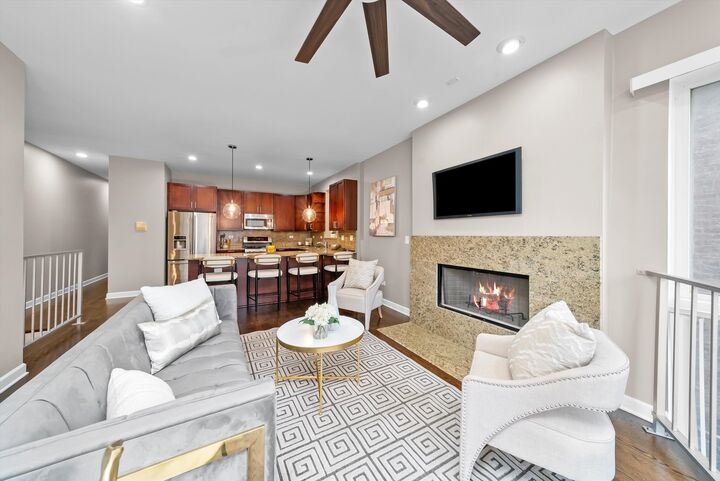 Property Photo: 450 E Bowen Avenue 1E IL 60653