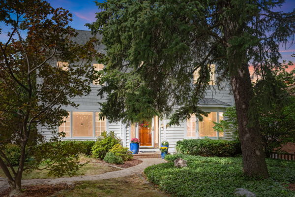 Property Photo:  918 N Cross Street  IL 60187 