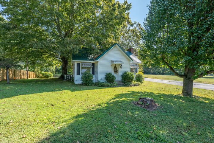Property Photo:  2010 W Gaines St  TN 38464 