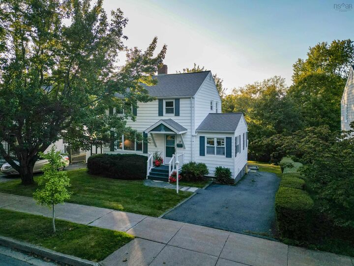 17 Canterbury Street  Dartmouth NS B2Y 1S8 photo