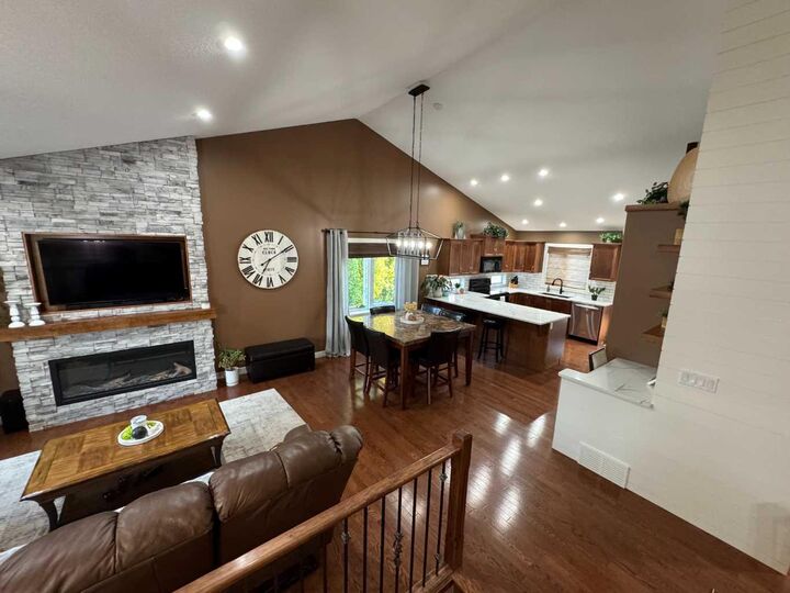 Property Photo:  24 Illingworth Close  AB T4R 0B4 