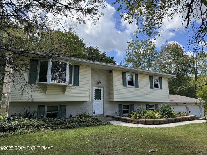 579 Overlook Circle  Walnutport PA 18088 photo