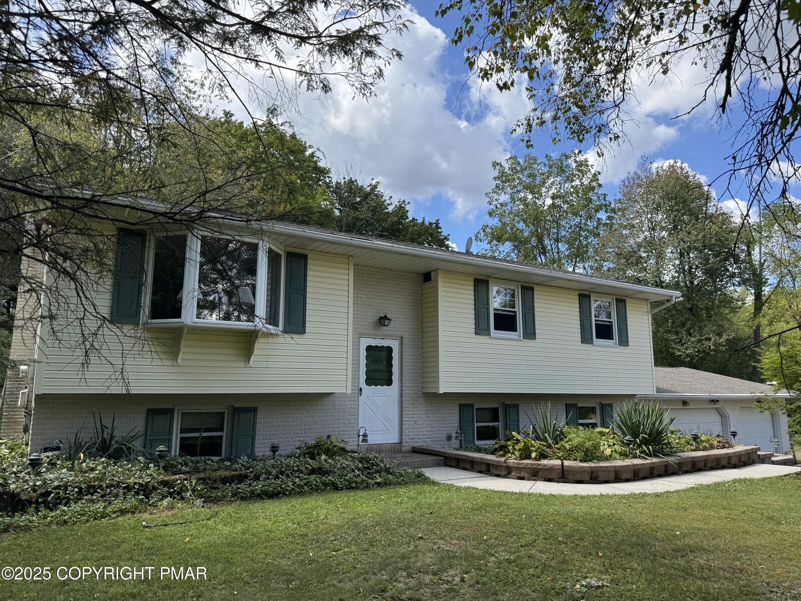Property Photo: 579 Overlook Circle PA 18088