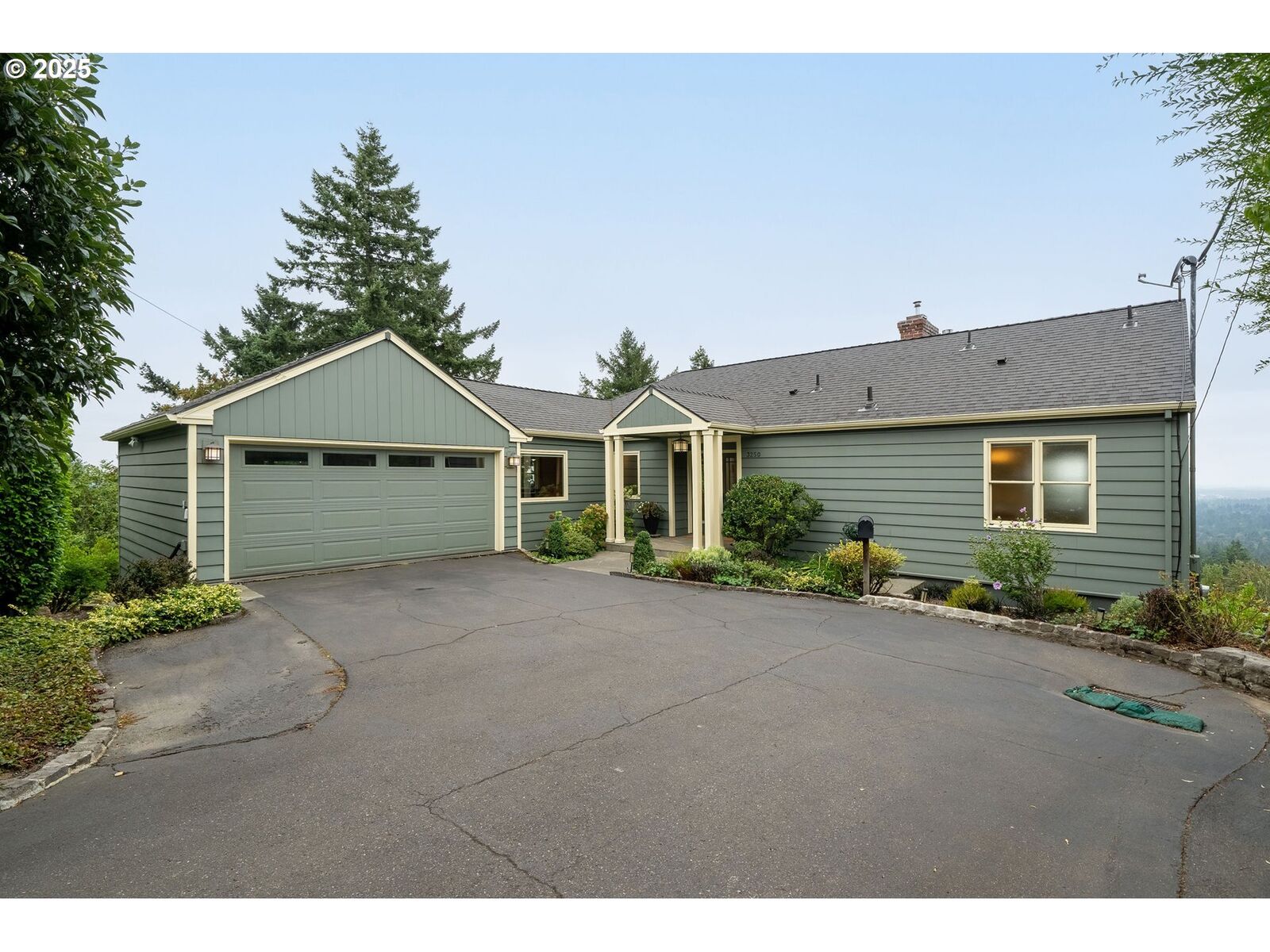 Property Photo:  3250 SW Donner Way Ct  OR 97239 