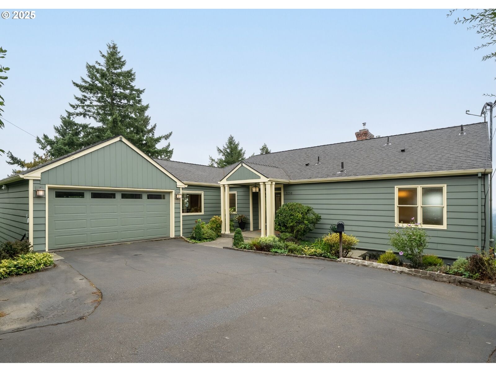 Property Photo:  3250 SW Donner Way Ct  OR 97239 