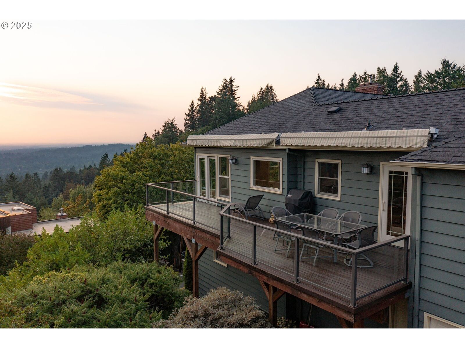 Property Photo:  3250 SW Donner Way Ct  OR 97239 