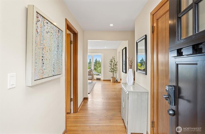Property Photo:  730 W Etruria Street  WA 98119 