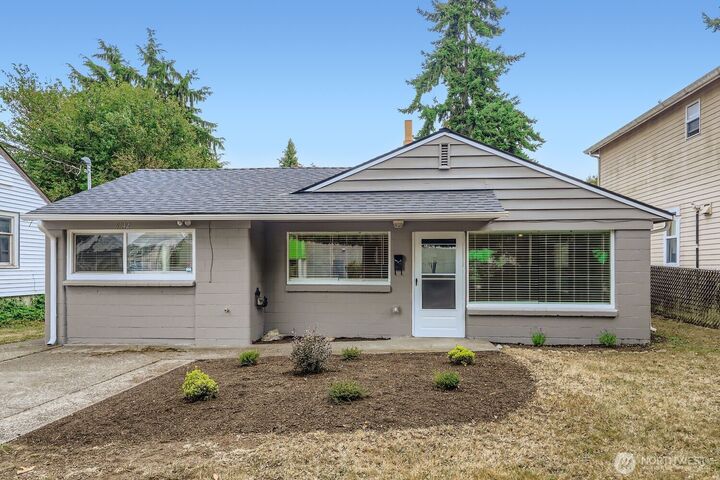 9042  Wallingford Avenue N  Seattle WA 98103 photo