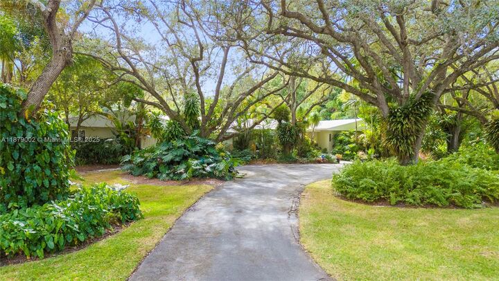 6630 SW 102nd St  Pinecrest FL 33156 photo