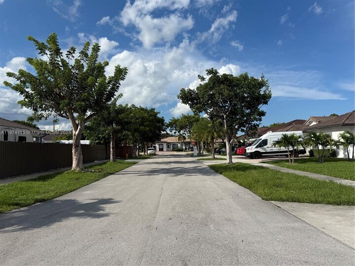 Property Photo:  613 SE 14th Pl  FL 33033 