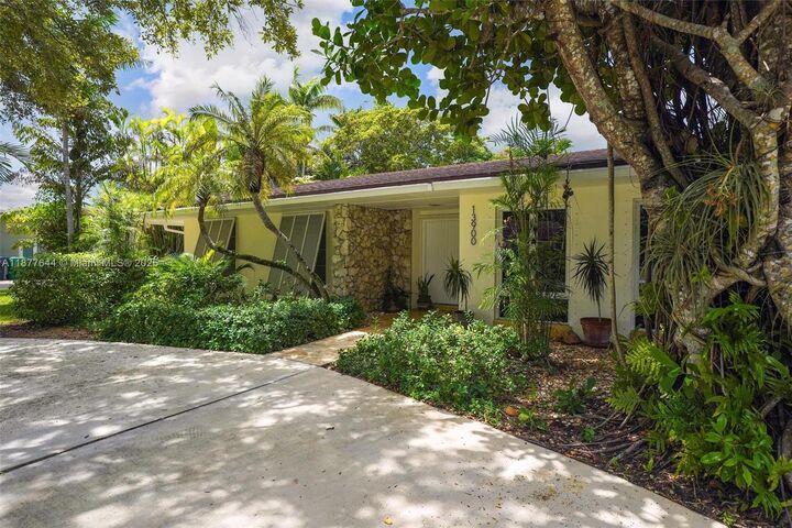 Property Photo: 13900 SW 72nd Ct FL 33158