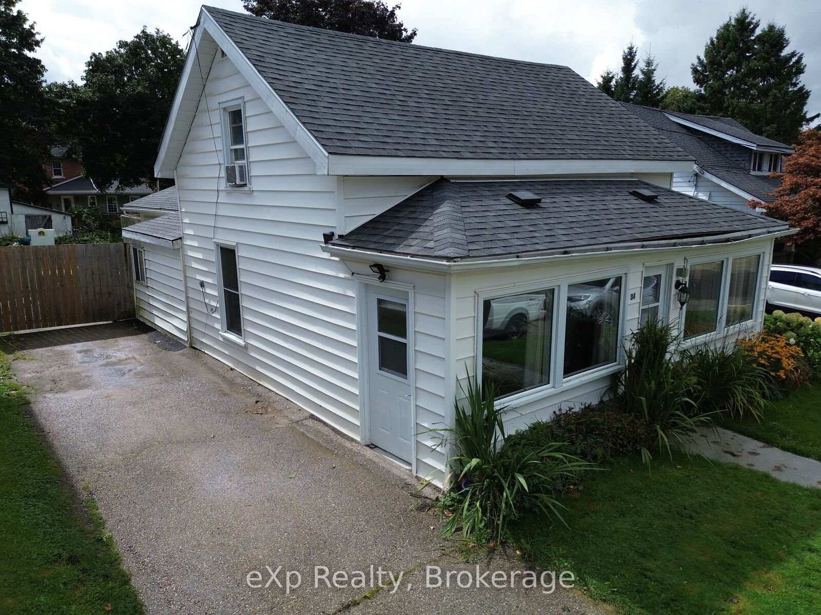 Property Photo:  34 Queen Street  ON N0C 1H0 