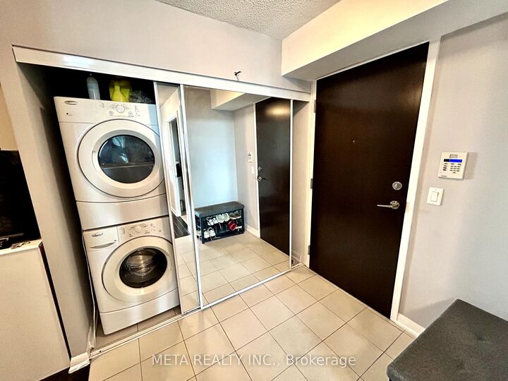 Photo de la propriété:  215 Sherway Gardens Road 1811  ON M9C 0A4 
