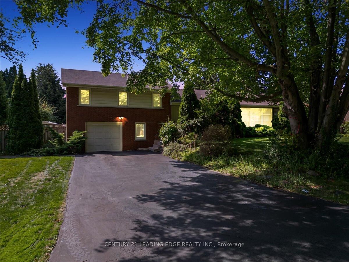 Photo de la propriété:  808 Falcon Boulevard  ON L7T 3B3 