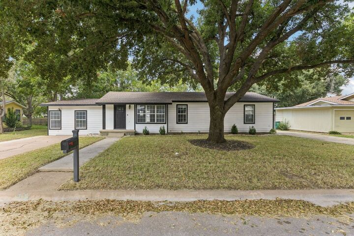 Property Photo: 908 Kent Street TX 76574
