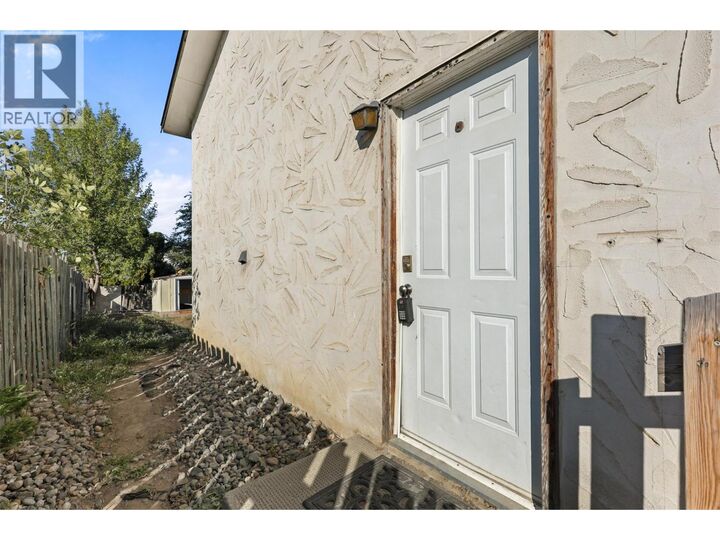 Property Photo:  762 Windsor Avenue  BC V2B 2B6 