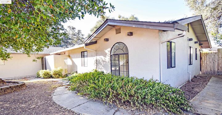Property Photo: 17448 Livermore Ct CA 95372