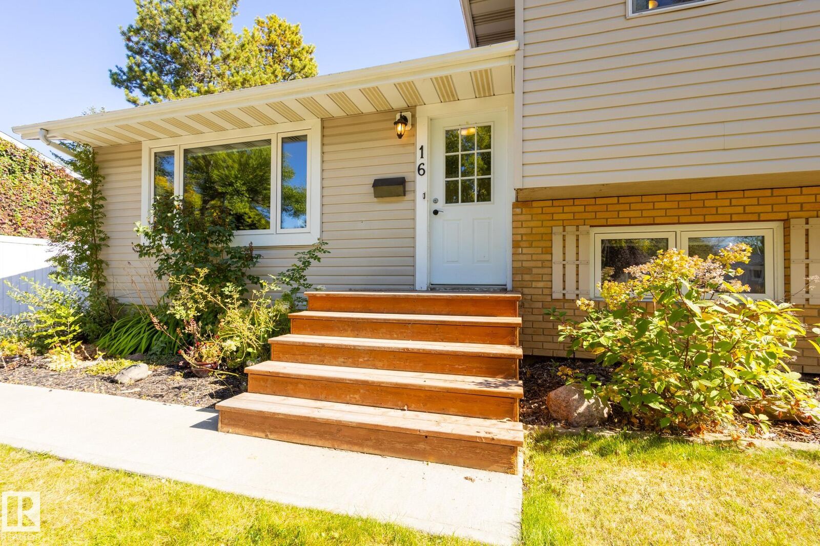 Property Photo:  16 Larose Drive  AB T8N 1S6 