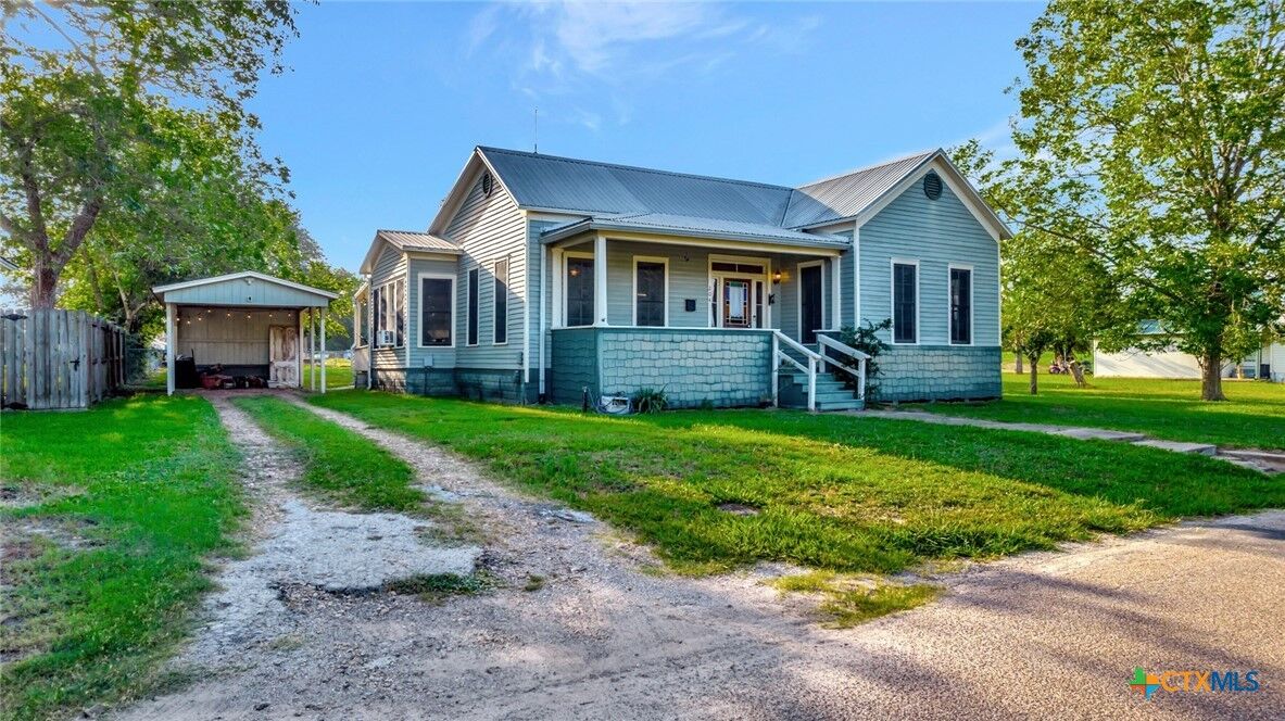 Property Photo: 204 S Valley Street TX 77954