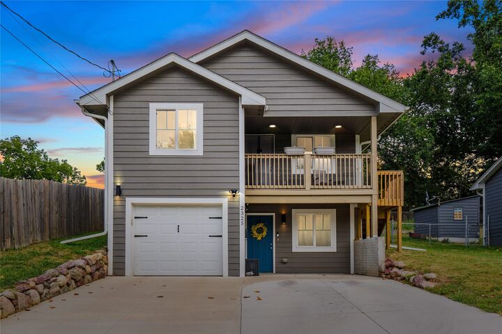 Property Photo:  2325 SE 6th Street  IA 50315