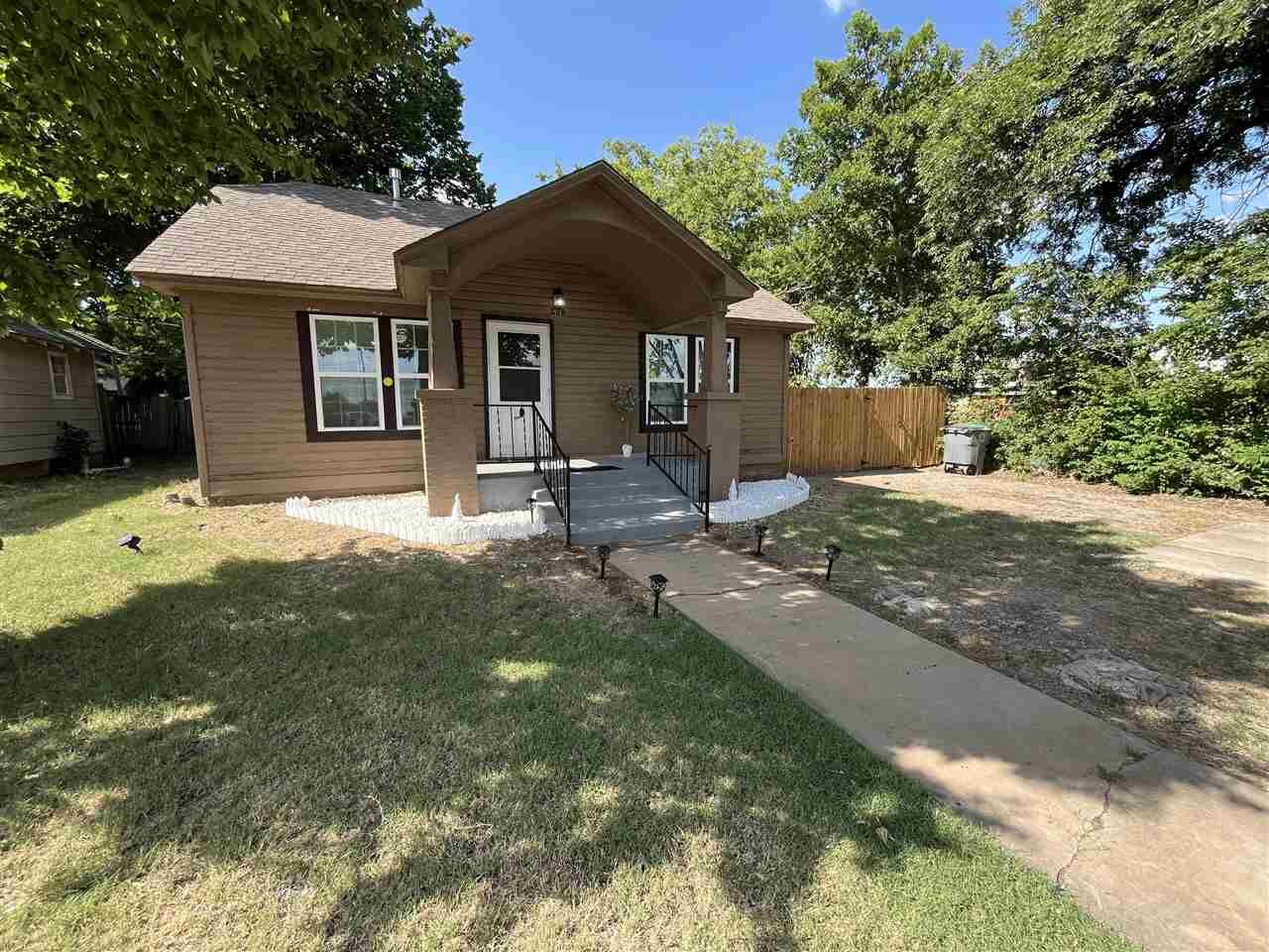 Property Photo: 209 NW Arlington Ave OK 73507