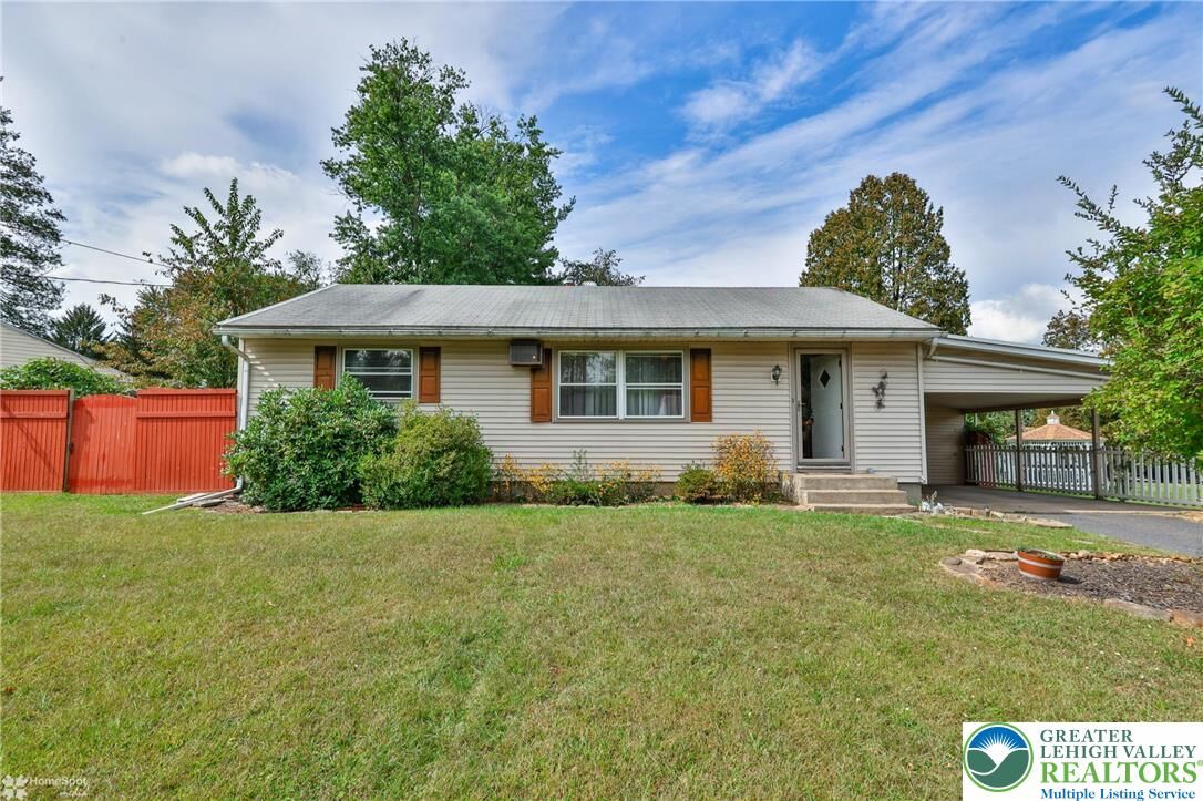 Property Photo: 1360 Toboggan Trail PA 18040