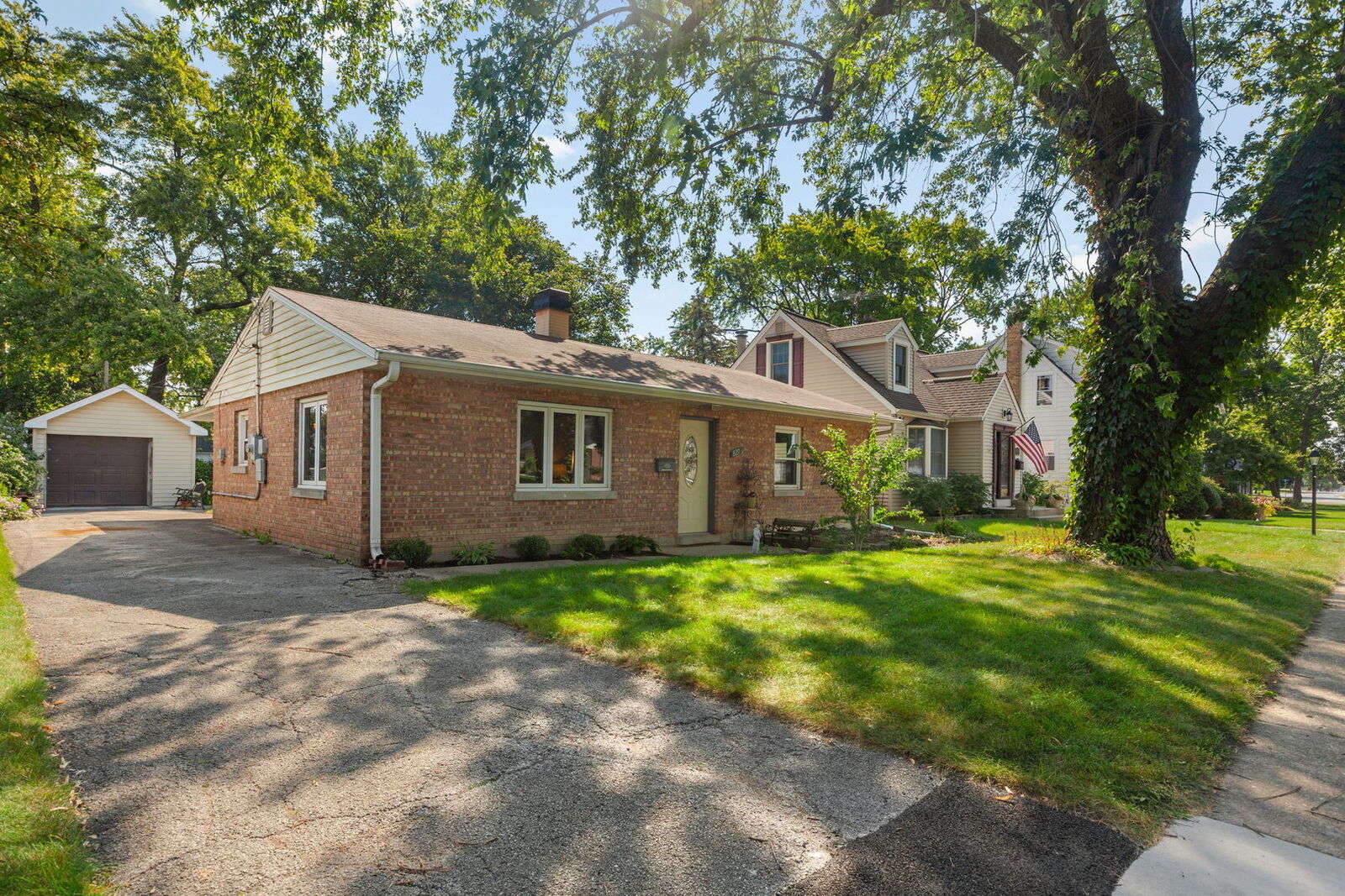 Property Photo:  827 N Walnut Avenue  IL 60004 