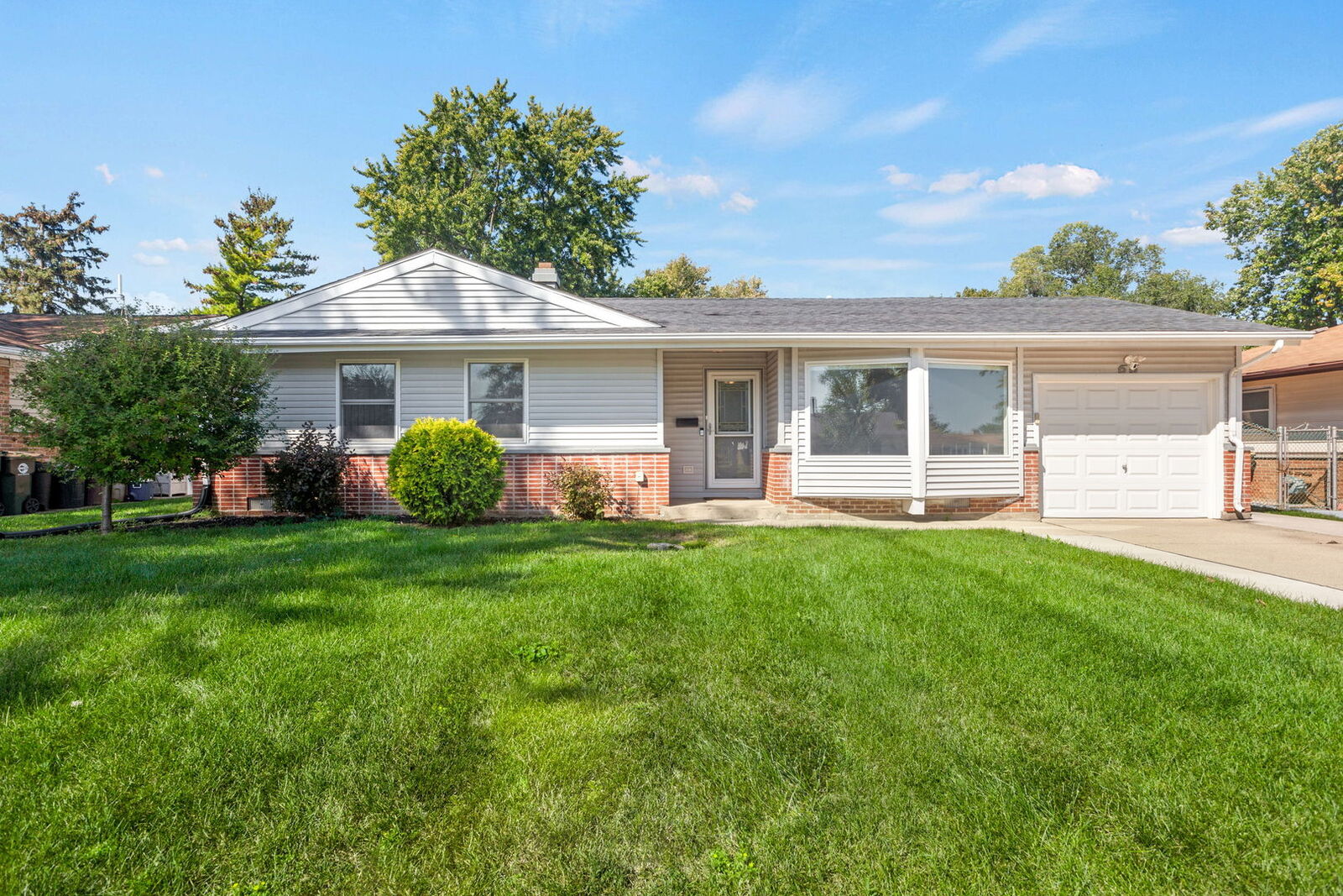 Property Photo:  66 Forest Lane  IL 60007 